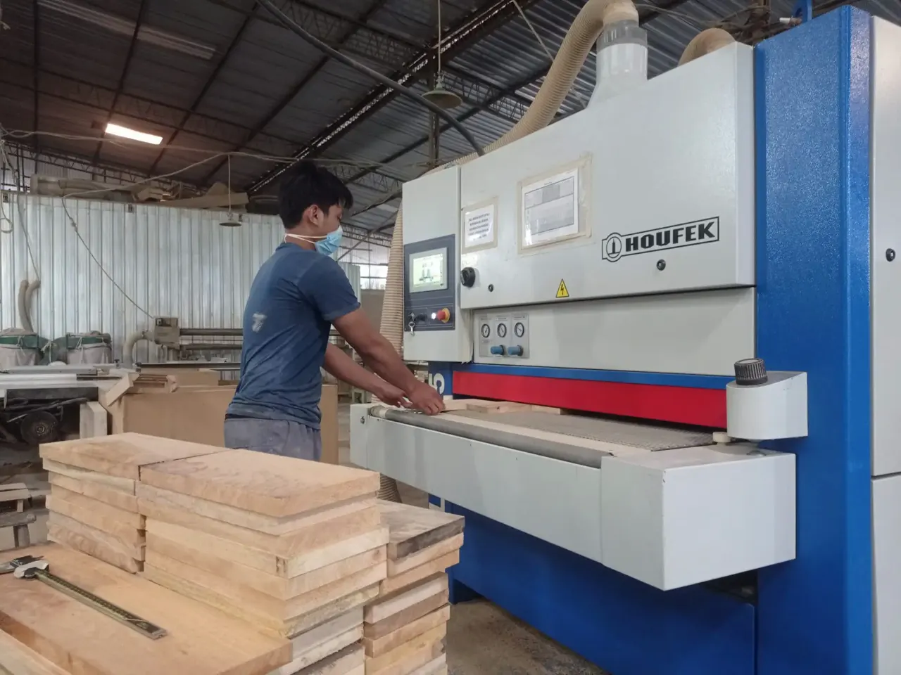 Sanding boards on the wide-belt sander