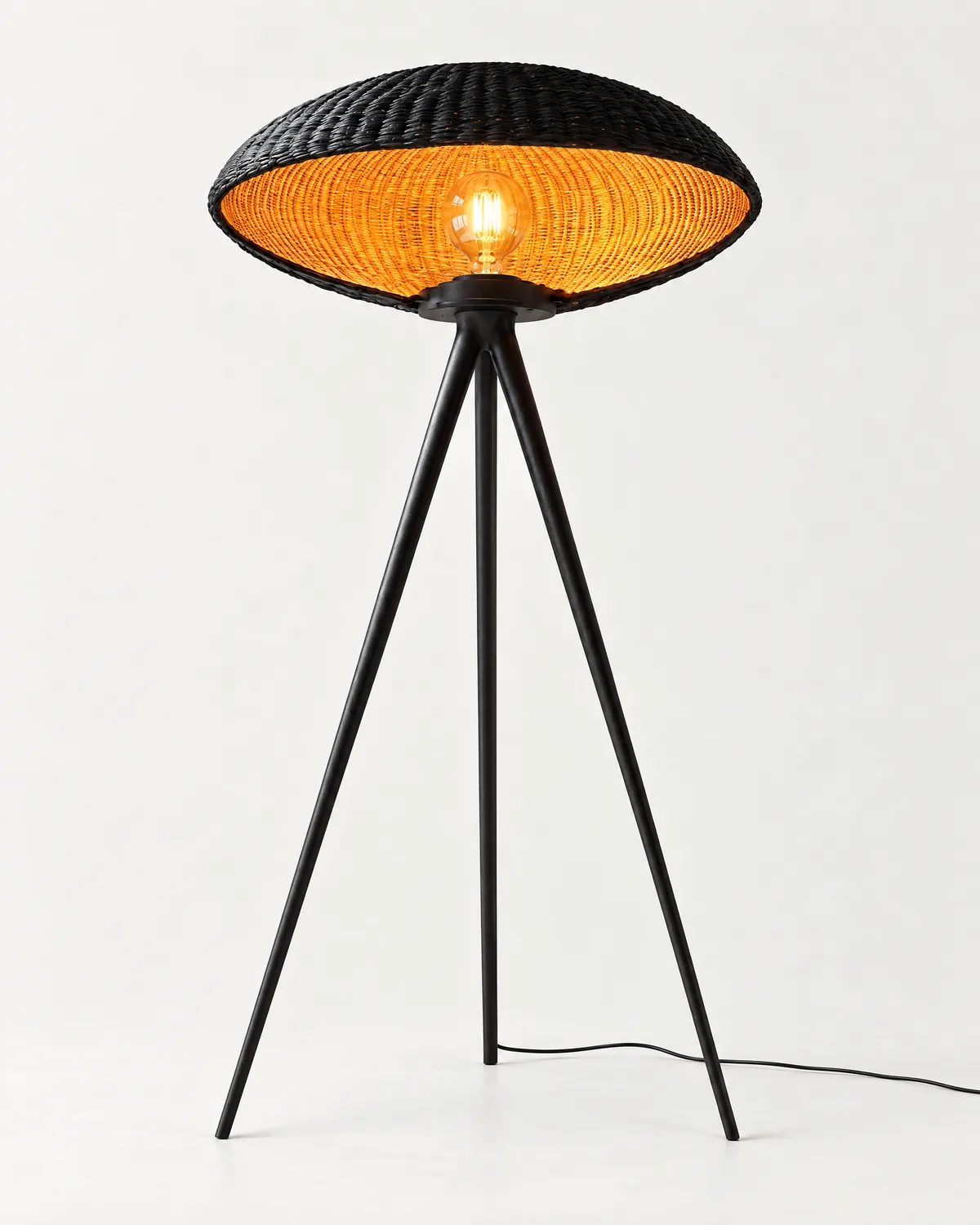 Tripod floor lamp